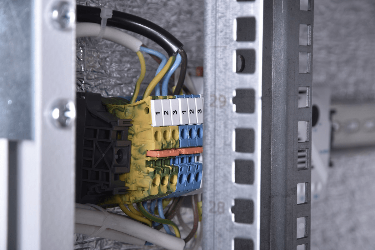 Шкаф всепогодный напольный 42U (Ш700 × Г900), комплектация Т1 с контроллером MC1 и датчиками, ШТВ-1-42.7.9-43АА-Т1-МС1