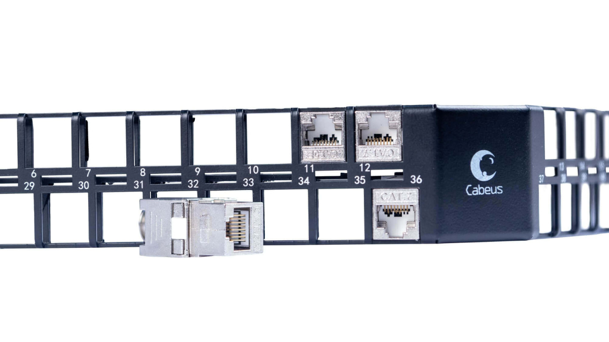 Cabeus PLBHD-48-CON-SH Угловая модульная патч-панель 19", 48 портов, 1U , для экранированных модулей, с задним кабельным организатором (без модулей)