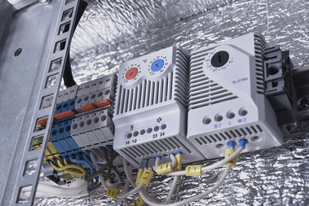 ЦМО ШТВ-1-12.7.9-43АА-Т1 Шкаф уличный всепогодный напольный укомплектованный 12U (Ш700 × Г900), комплектация Т1-IP54