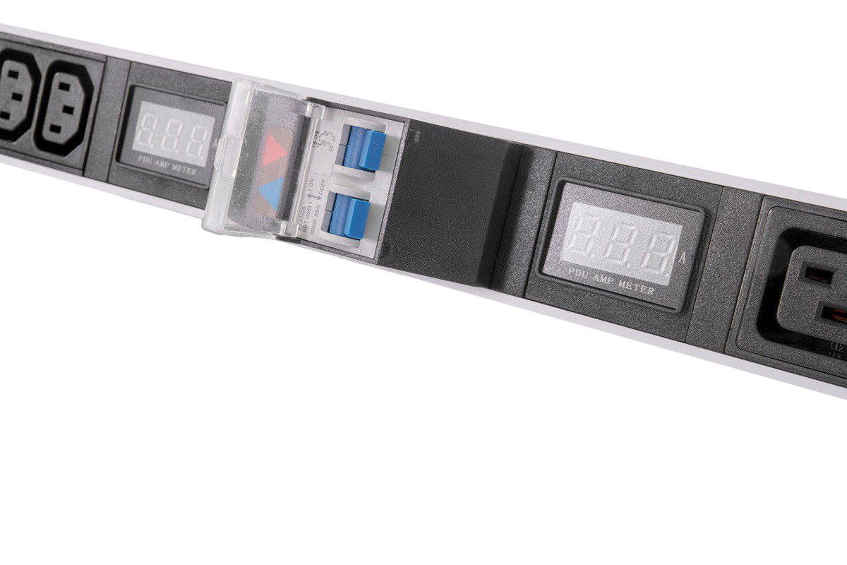 Верт. блок розеток Rem-32 на 2 конт. по 5 C19, 10 C13 с авт., и амп., 2×16A, алюм., 33-48U, колодка