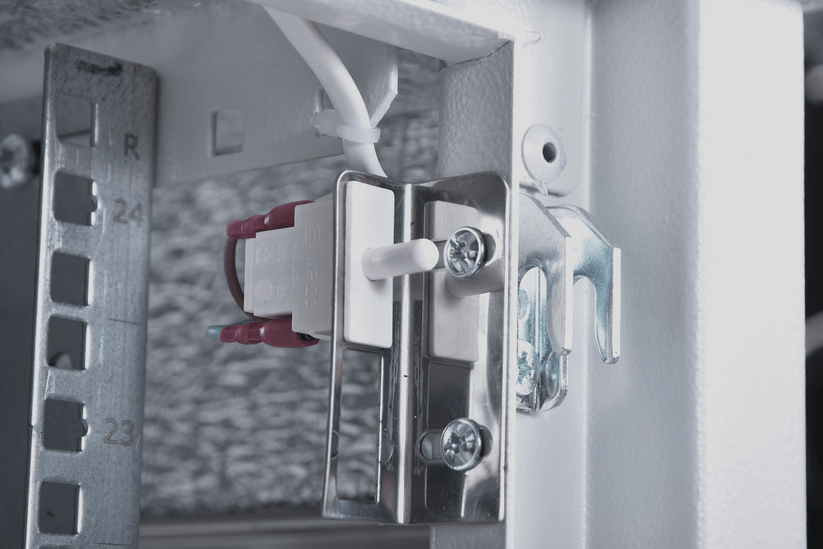 Шкаф всепогодный напольный 42U (Ш700 × Г900), комплектация Т1 с контроллером MC1 и датчиками, ШТВ-1-42.7.9-43АА-Т1-МС1