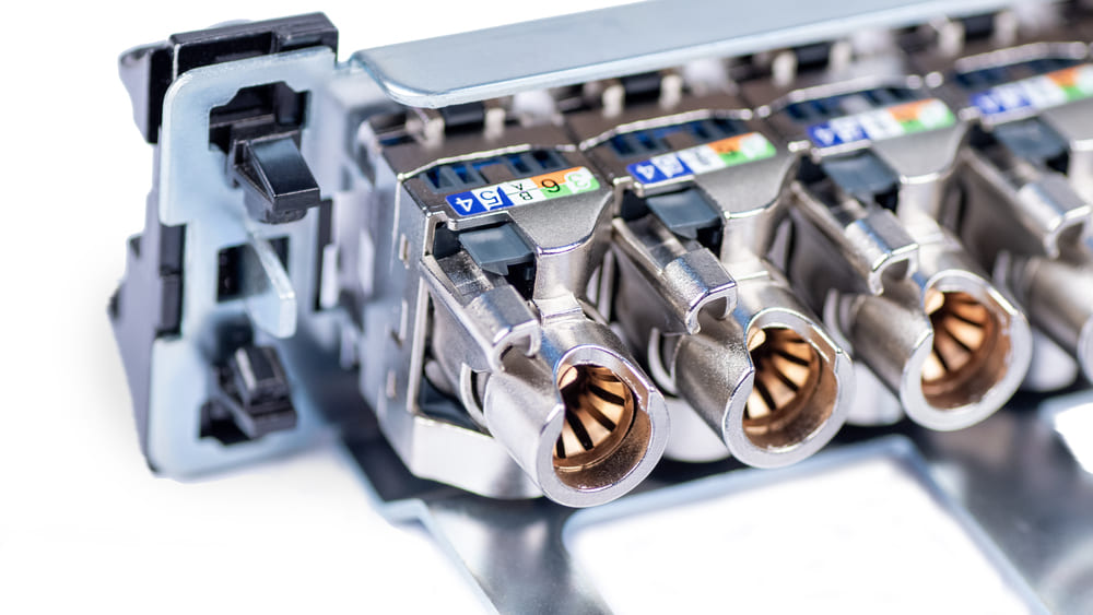 Cabeus PL-24-KJ-RJ45-Cat.6a-SH-180T Патч-панель 19" (1U), 24 порта RJ-45, категория 6a, полностью экранированная, с задним кабельным организатором, безинструментный монтаж (арт.033573)