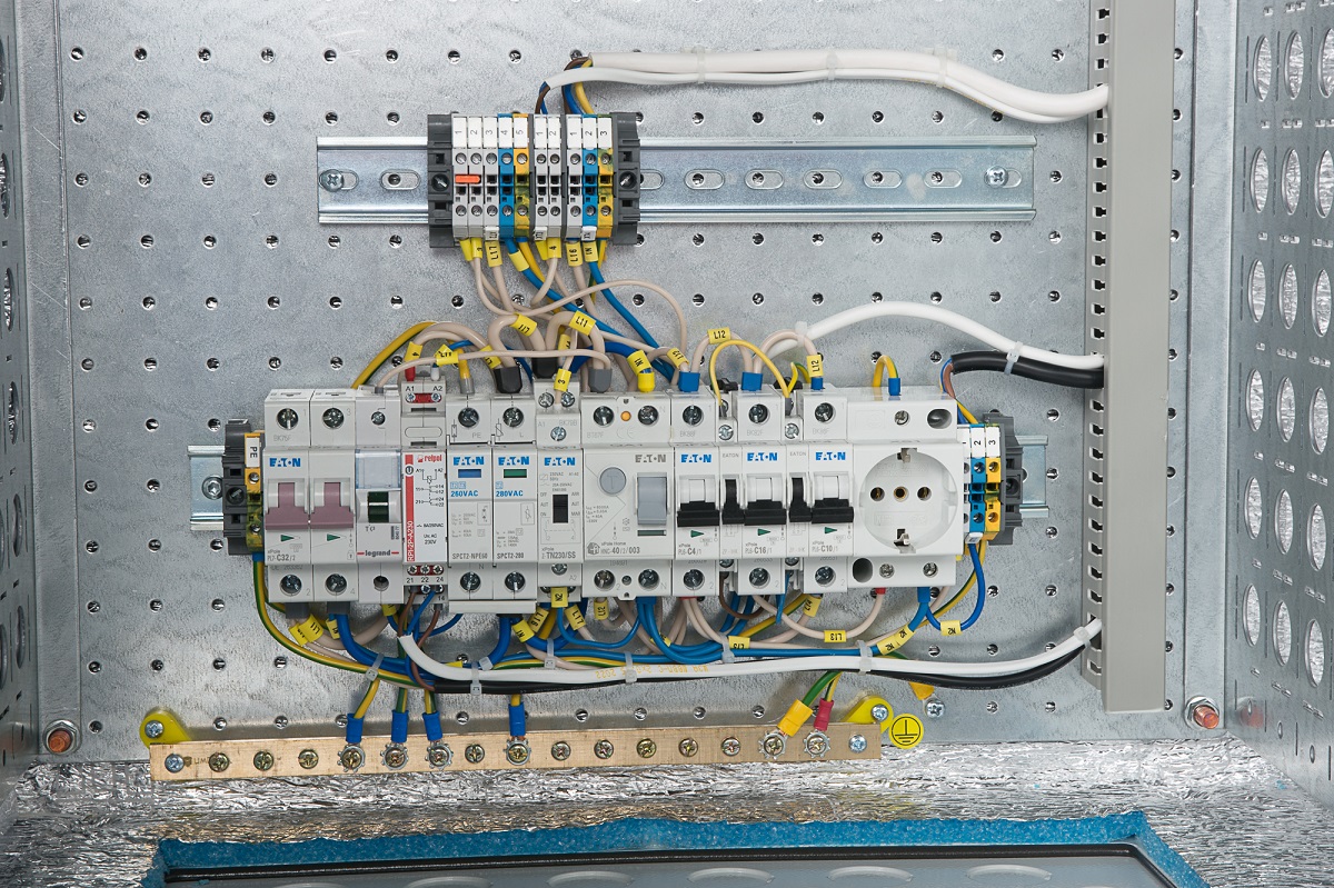 Шкаф всепогодный настенный 18U (Ш600 × Г500), комплектация ТК с контроллером MC3 и датчиками, ШТВ-Н-18.6.5-КААА-ТК-МС3