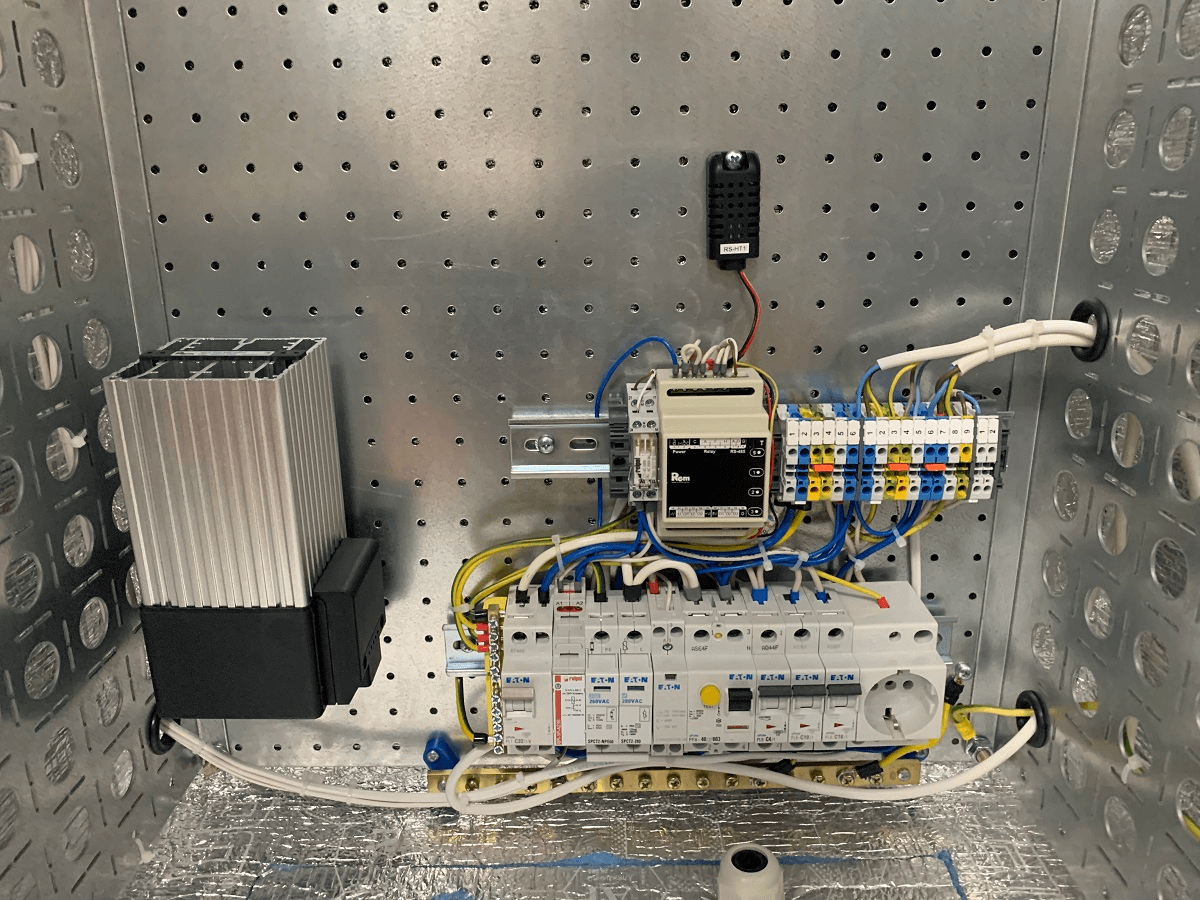 Шкаф всепогодный настенный 6U (Ш600 × Г500), нерж. сталь. компл.  Т1 с контроллером MC1 и датчиками, ШТВ-НН-6.6.5-4ААА-Т1-МС1