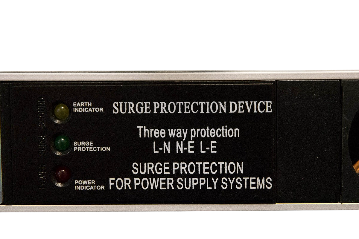 ЦМО R-16-20S-FI-1420-3 Вертикальный блок розеток Rem-16 с фил. и инд., 20 Schuko, 16A, алюм., 33-48U, шнур 3 м. R-16-20S-FI-1420-3