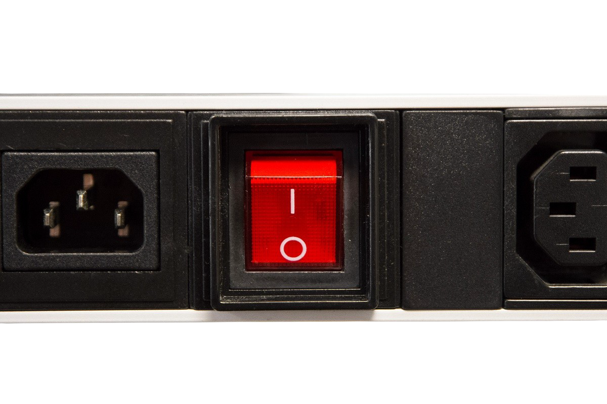 ЦМО R-16-14C13-10C19-V-1420 Вертикальный блок розеток Rem-16 с выкл., 14 IEC 60320 C13, 10 C19, вход C20 16A, алюм., 33-48U R-16-14C13-10C19-V-1420