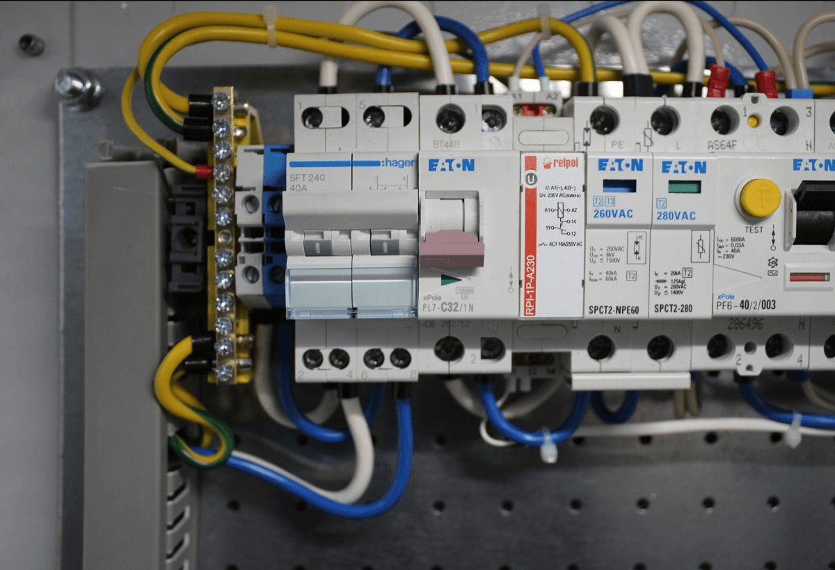 Шкаф всепогодный напольный 24U (Ш1000 × Г900), комплектация ТК с контроллером MC3 и датчиками, ШТВ-2-24.10.9-К3А3-ТК-МС3